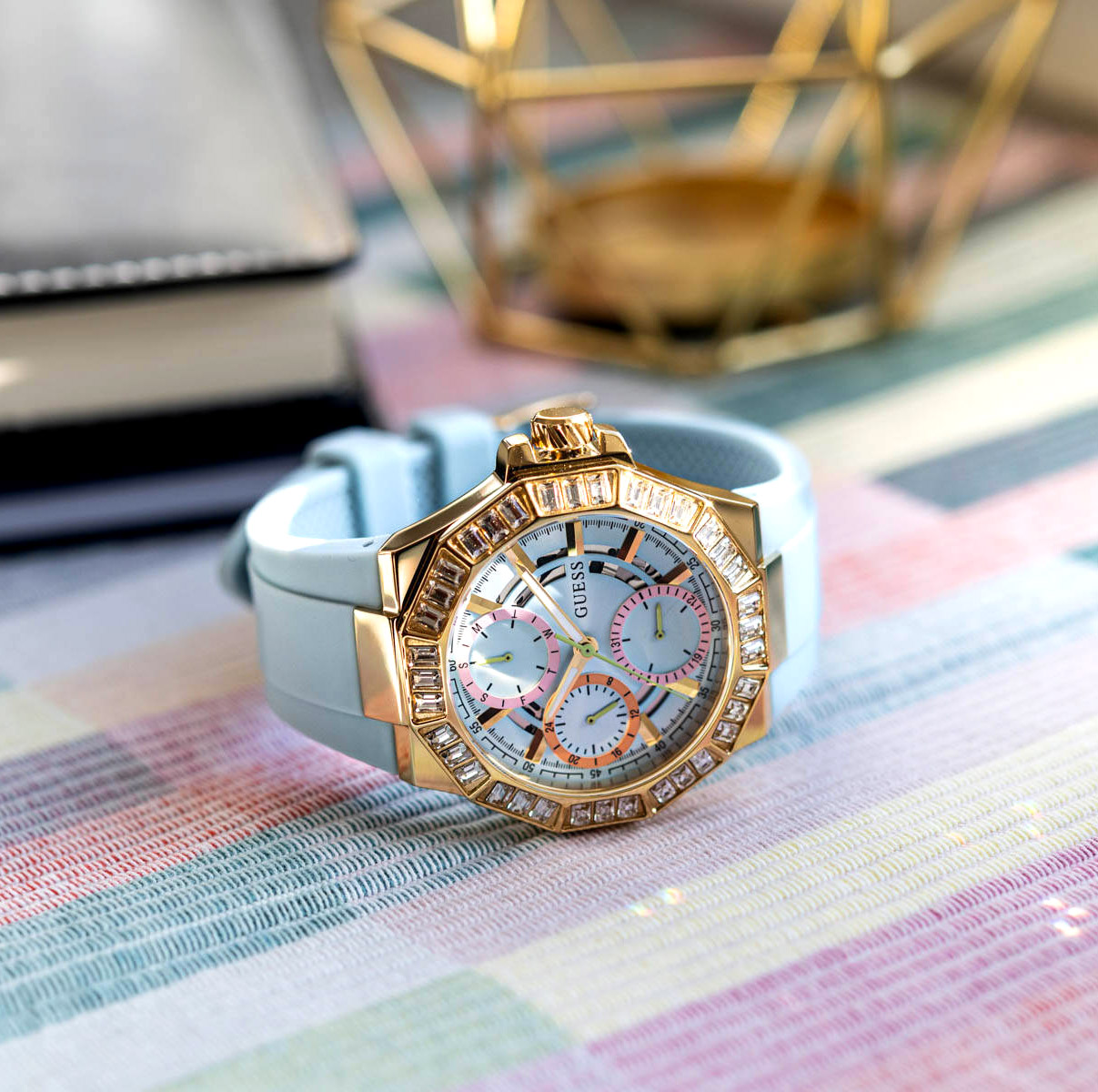 Reloj Guess de Dama GW0695L1 Correa de Silicona - Imagen 4